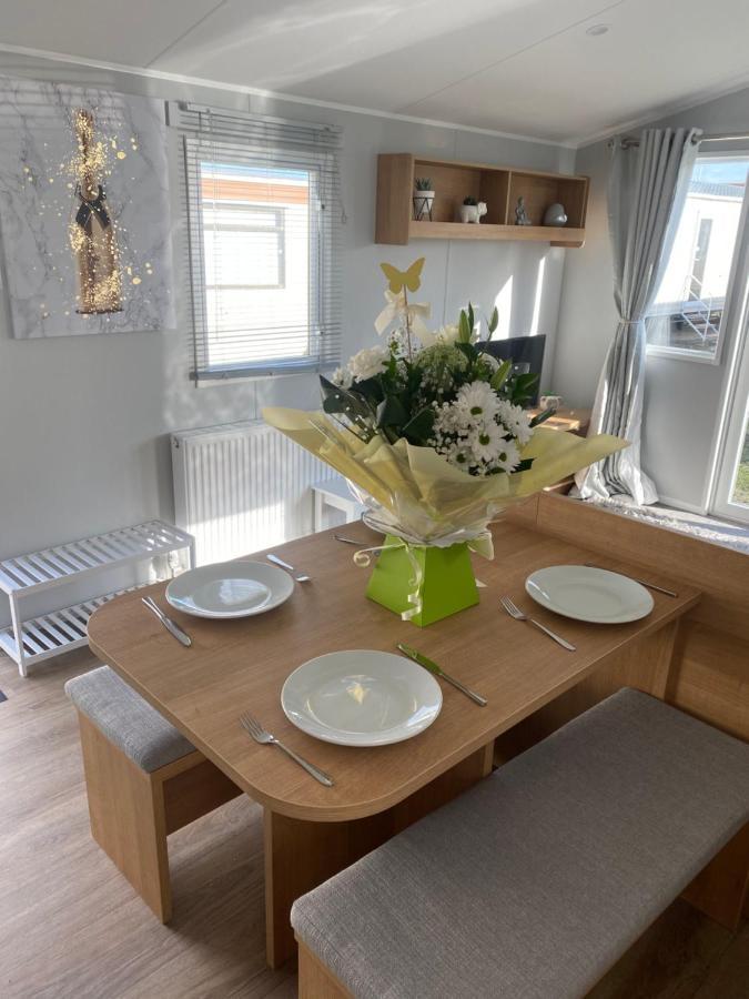 Stylish 3 Bedroom Caravan Near The Beach Волтон-он-те-Нейз Екстер'єр фото