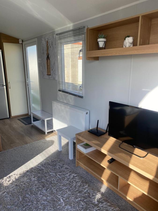 Stylish 3 Bedroom Caravan Near The Beach Волтон-он-те-Нейз Екстер'єр фото