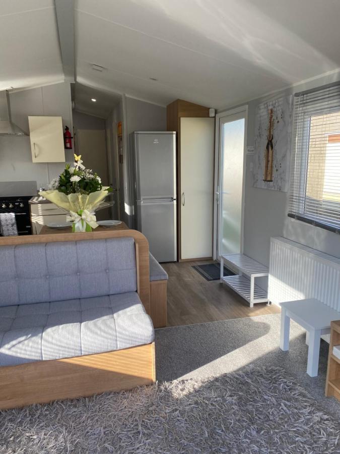 Stylish 3 Bedroom Caravan Near The Beach Волтон-он-те-Нейз Екстер'єр фото