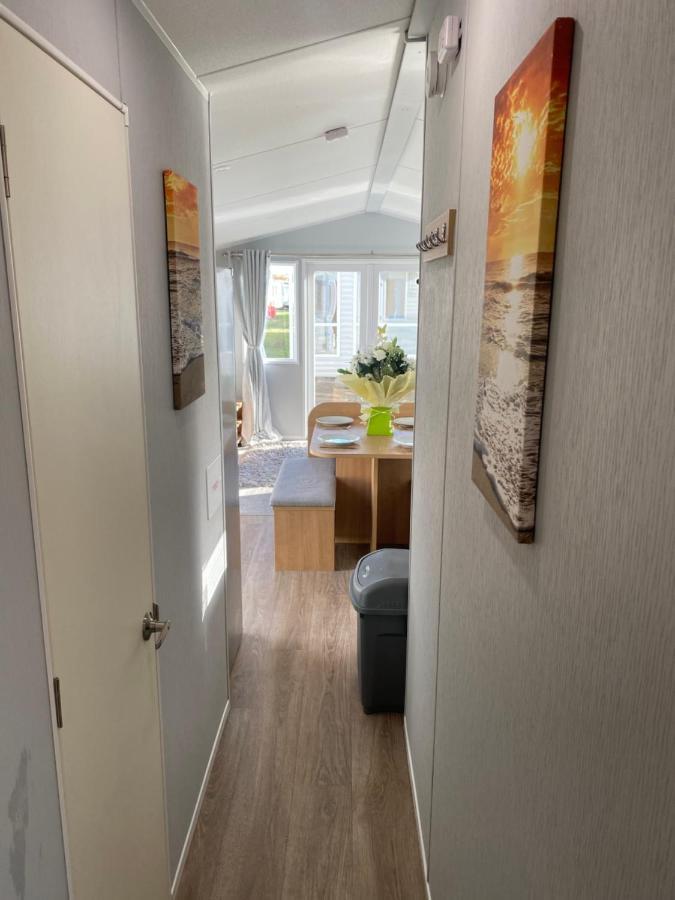 Stylish 3 Bedroom Caravan Near The Beach Волтон-он-те-Нейз Екстер'єр фото