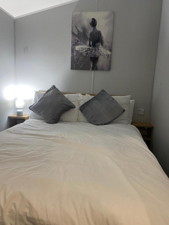 Stylish 3 Bedroom Caravan Near The Beach Волтон-он-те-Нейз Екстер'єр фото