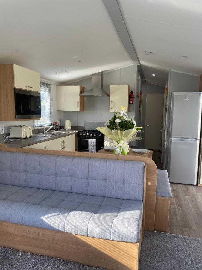 Stylish 3 Bedroom Caravan Near The Beach Волтон-он-те-Нейз Екстер'єр фото